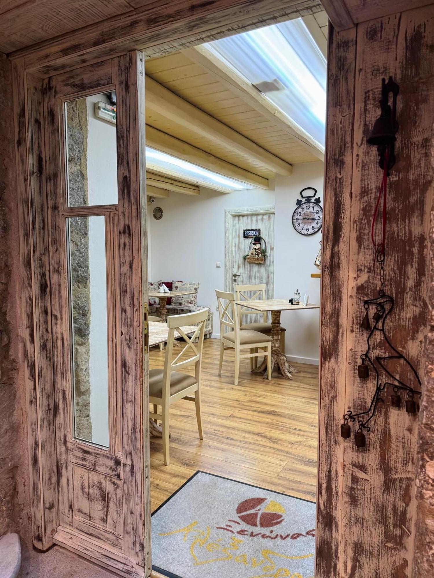 Alexandros Guesthouse Arachova Eksteriør billede